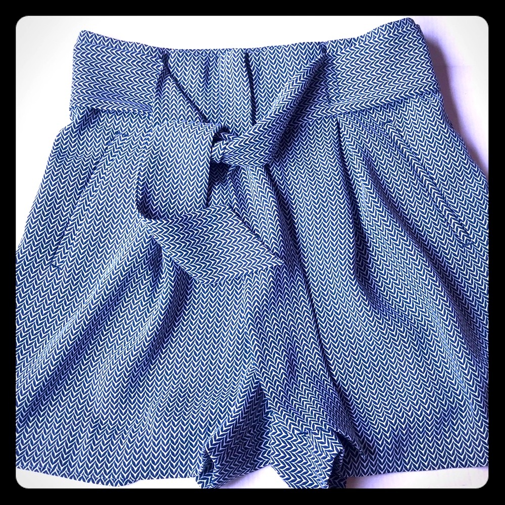 H&M NWT Navy and White Shorts Size 4